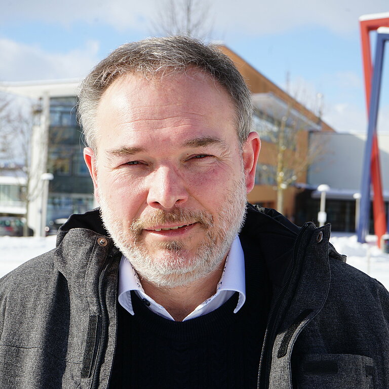 Im Bild zu sehen: Professor Günter Müller-Czygan;