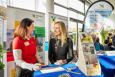 Team des Studierendenrecruiting an Messestand