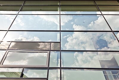 Spiegelnde Fensterfassade an der Hochschule Hof