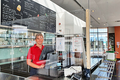 Cafeteria des Studentenwerk Oberfranken am Campus Hof mit Dame an der Kasse