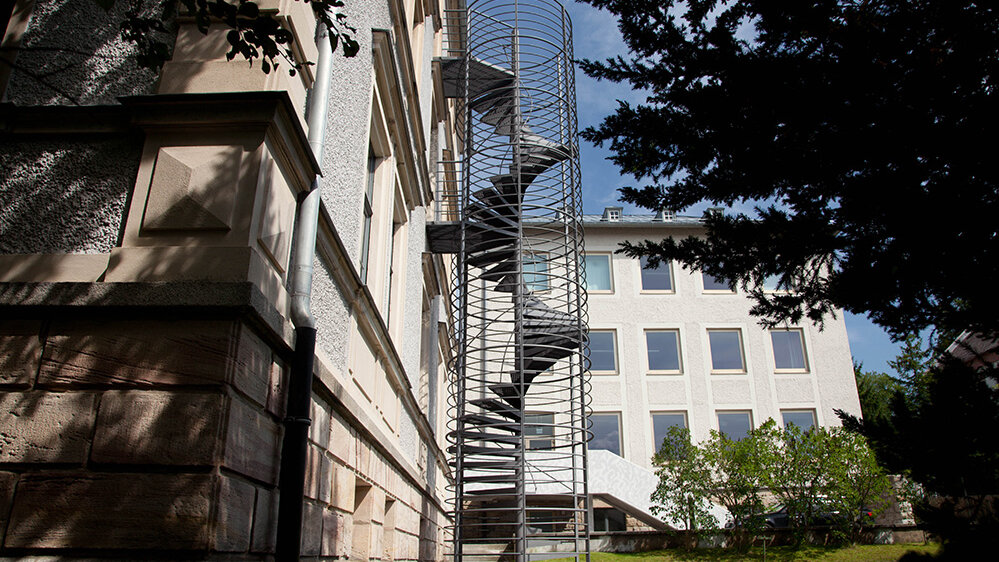Wendeltreppe an der Rückseite des Gebäudes für Mediendesign am Campus Münchberg