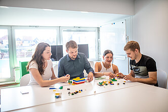 Studierende mit Lego Serious Play