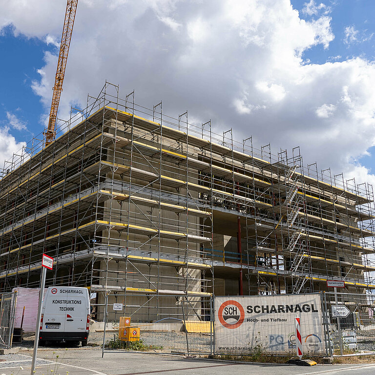 Archivbild: Mitte letzten Jahres wurde am neuen Institutsgebäude Richtfest gefeiert – nach der Fertigstellung sollen dort die Forschenden von zwei Hochschulinstituten tätig sein (Bild: Hochschule Hof);
