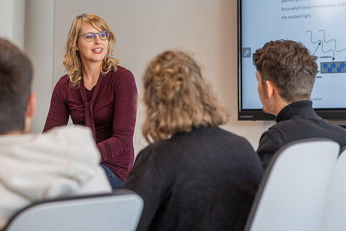 Professorin mit Studierenden