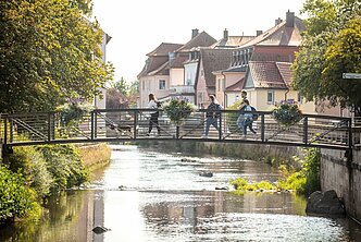 Studierende auf Brücke