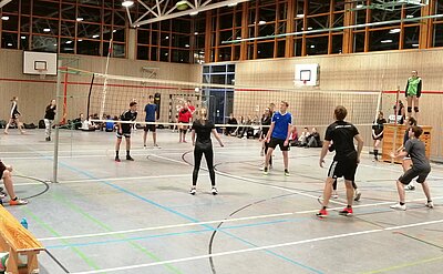 Volleyball in der Turnhalle