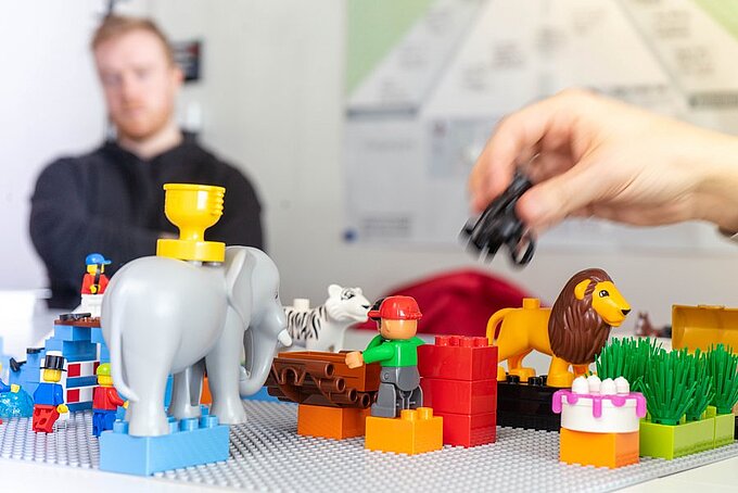 Bausteine mit Figuren und Tieren