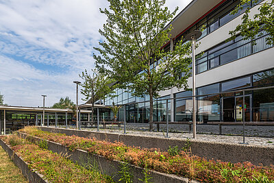 Blick auf das Gebäude A der Hochschule Hof im Frühling