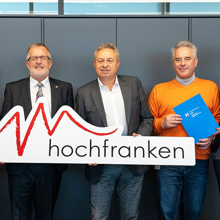 Bild (v.l.): Katrin Müller, Anne-Christine Habbel (beide Hochschule Hof), Hochschulpräsident Prof. Dr. Dr. h.c. Jürgen Lehmann, Rolf Brilla (Vorstand Wirtschaftsregion Hochfranken), Prof. Dr.-Ing. Valentin Plenk (Vizepräsident Forschung und Entwicklung der Hochschule Hof, Susanne Lang (Geschäftsführerin Wirtschaftsregion Hochfranken); Bild: Hochschule Hof; 