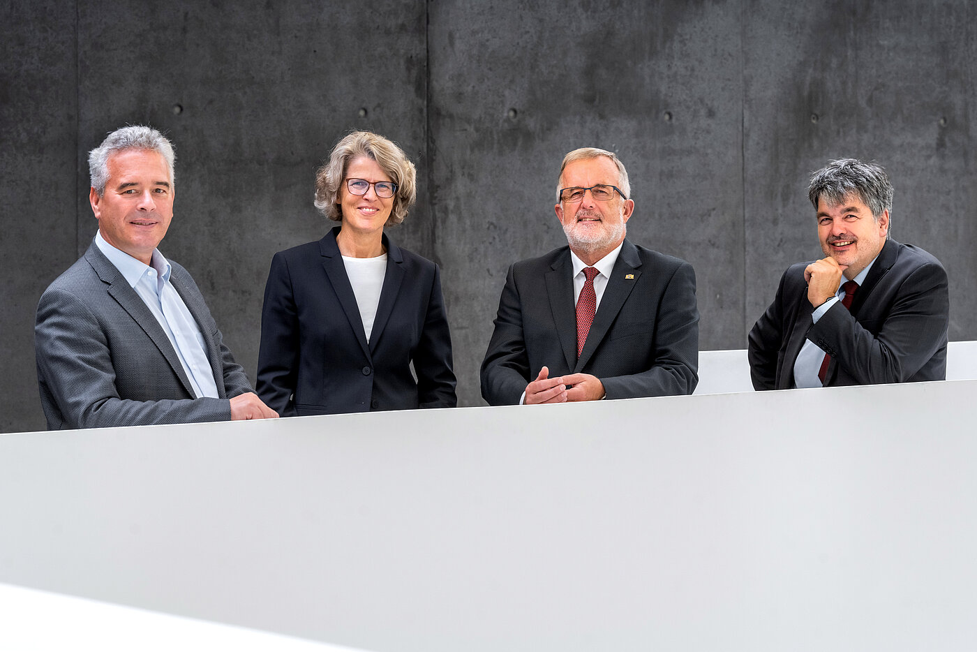 Hochschulleitung 2025: (v.l.) Vizepräsident Forschung, Entwicklung und Entrepreneurship Prof. Dr. Valentin Plenk, Kanzlerin Ute Coenen, Hochschulpräsident Prof. Dr. Dr. h.c. Jürgen Lehmann, Vizepräsident Lehre und Weiterbildung Prof. Dr. Dietmar Wolff