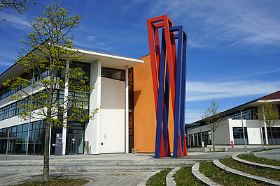 Hochschule Hof, Campus Hof, Blick auf blau-rote Stele am Alfons-Goppel-Platz