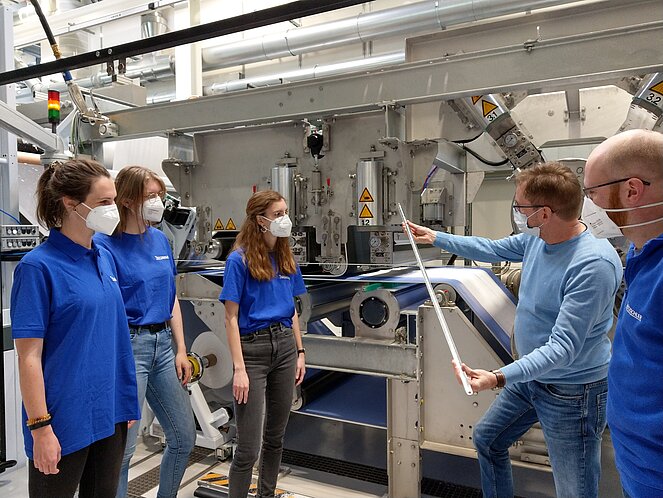 Studierende in der Maschinenhalle beim Praktikum