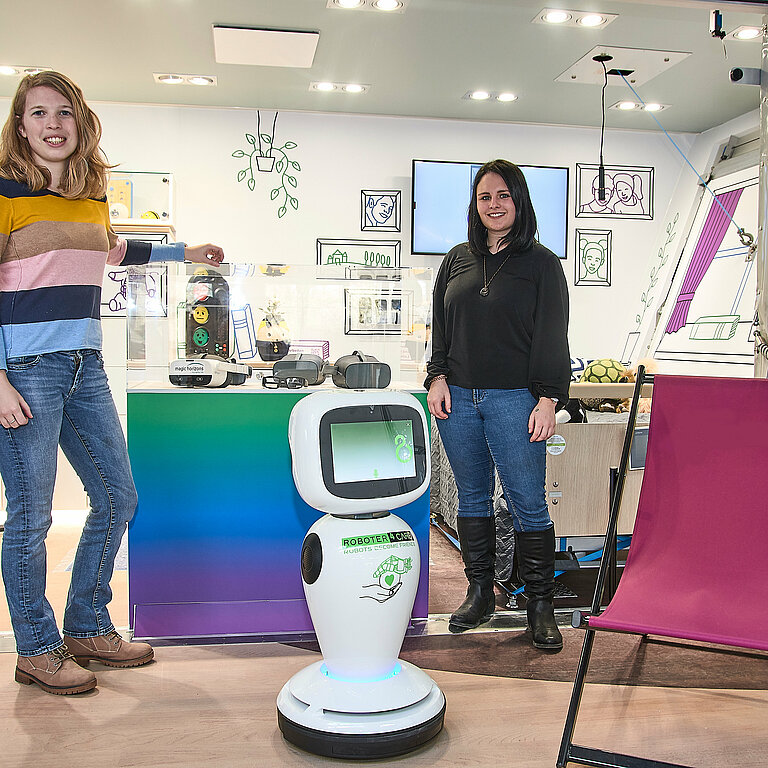Die beiden Projektmitarbeiterinnen Désirée Neeb (links) und Sophia Giegold präsentieren digitale Lösungen für die soziale Daseinsfürsorge; Foto: Erik Bohr; 