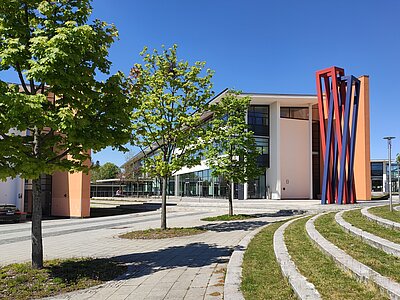 Hochschule Hof mit Blick auf den Haupteingang