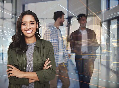 Strahlende Frau mit futuristischem Layover eines modernen Lagers
