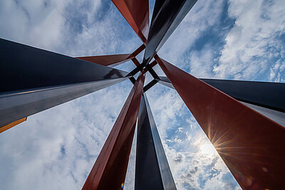 Architektur rote und blaue Säulen mit Himmel am Campus Hof