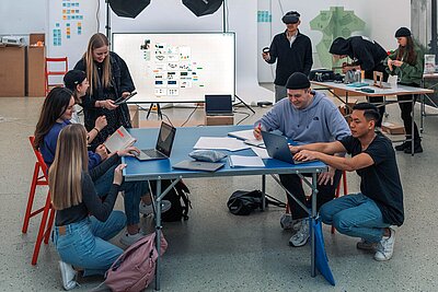 Studierende arbeiten gemeinsam im Studiengang Kommuniktionsdesign