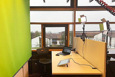 Greenscreen, Licht und Tonaufzeichnung im Raum A105 der Hochschule Hof