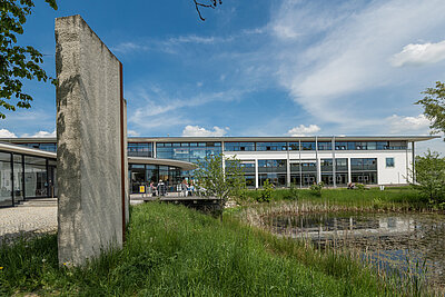 Hochschule Hof im Frühling, Blick auf das Gebäude A,