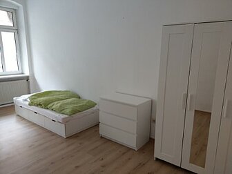 Bett, Schrank und Kommode in Weiß