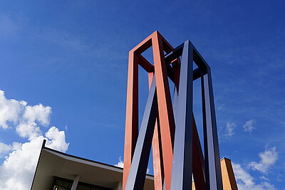 Stele vor dem Gebäude A der Hochschule Hof