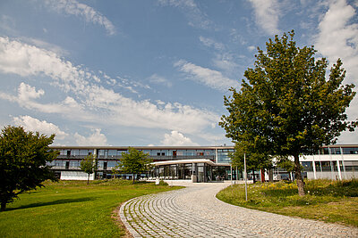 Weg vom Parkplatz zur Cafeteria am Campus Hof