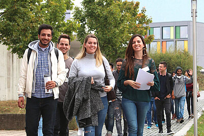 Internationale Studierende auf dem Campus der Hochschule Hof