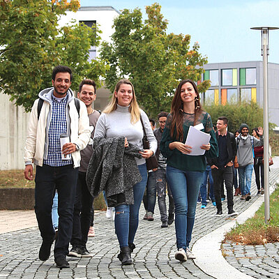 Studierende laufen vom iisys zur Hochschule Hof