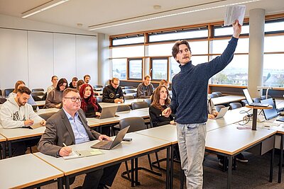 Hörsaal an der Hochschule, in dem ein Referent die Vorlesung hält