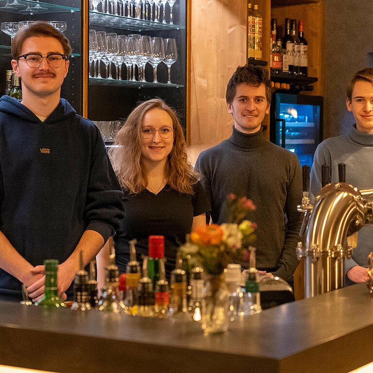 Gruppenbild: Haben das “Hemingway” zu ihrem Projekt gemacht (v.l.): Vincent Fleck, Amy Rehde, Florian Gießler und Jannis Gollwitzer (es fehlen: Annika Steller, Saphira Thate und Smilla Richter); Bildquelle: Hochschule Hof;
