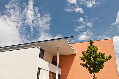 Himmel und Fassade Gebäude C der Hochschule Hof